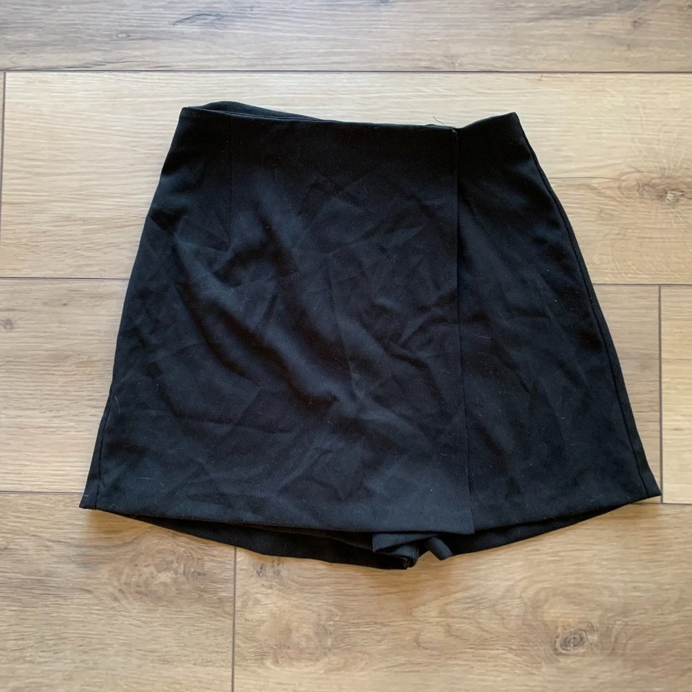 Super cute black skort